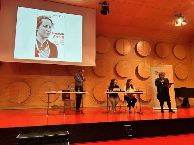 Schülerinnen der KS2 lesen Hannah Arendt